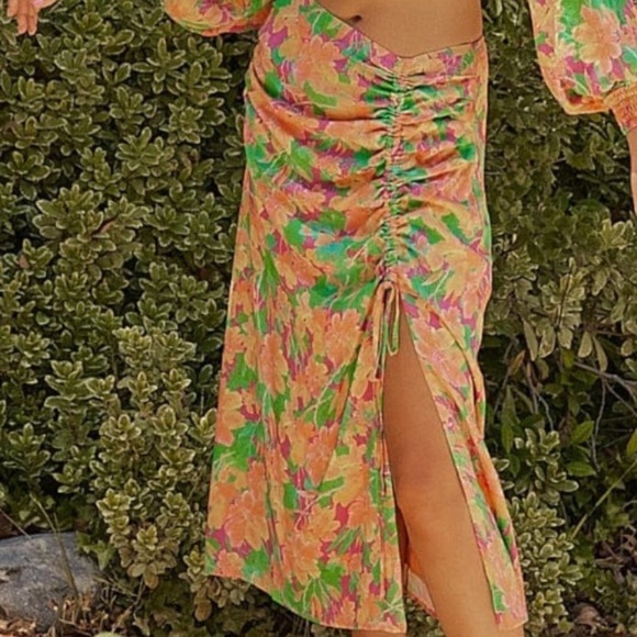 NWT Lost + Wander
Eternal Lights Floral Print Ruched Slit Front  Midi Skirt - Picture 3 of 6